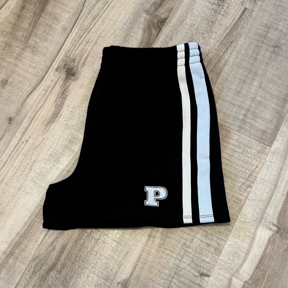 Women’s Pink VS Ivy Fleece Short - Picture 2 of 5